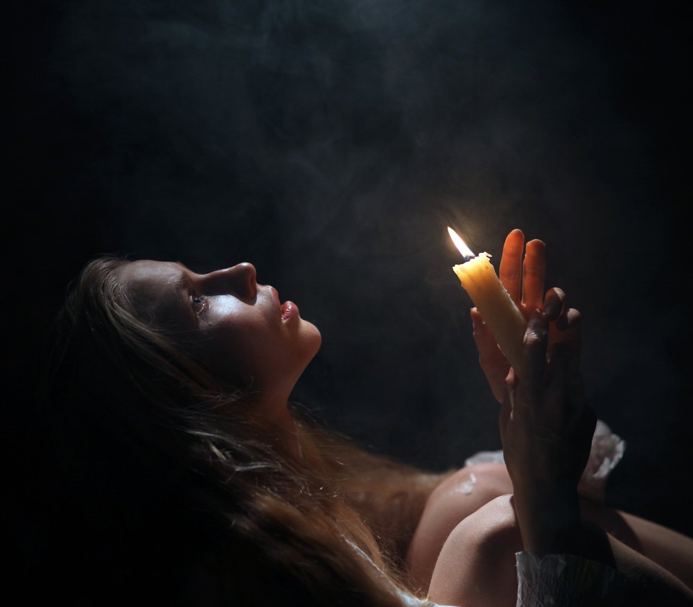 Девушка и свеча