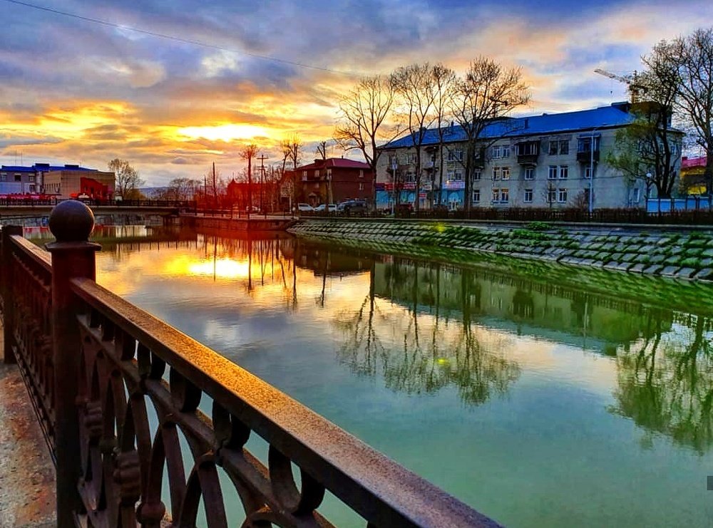 Город уходит в ночь.