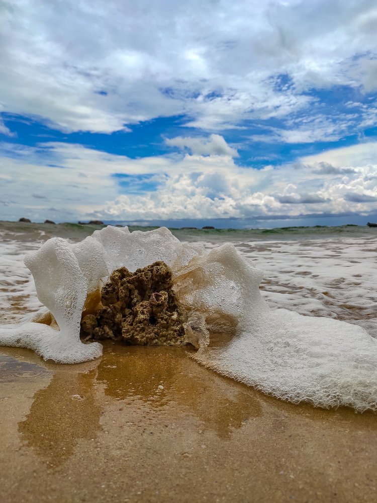 Dancing ocean with little stone
