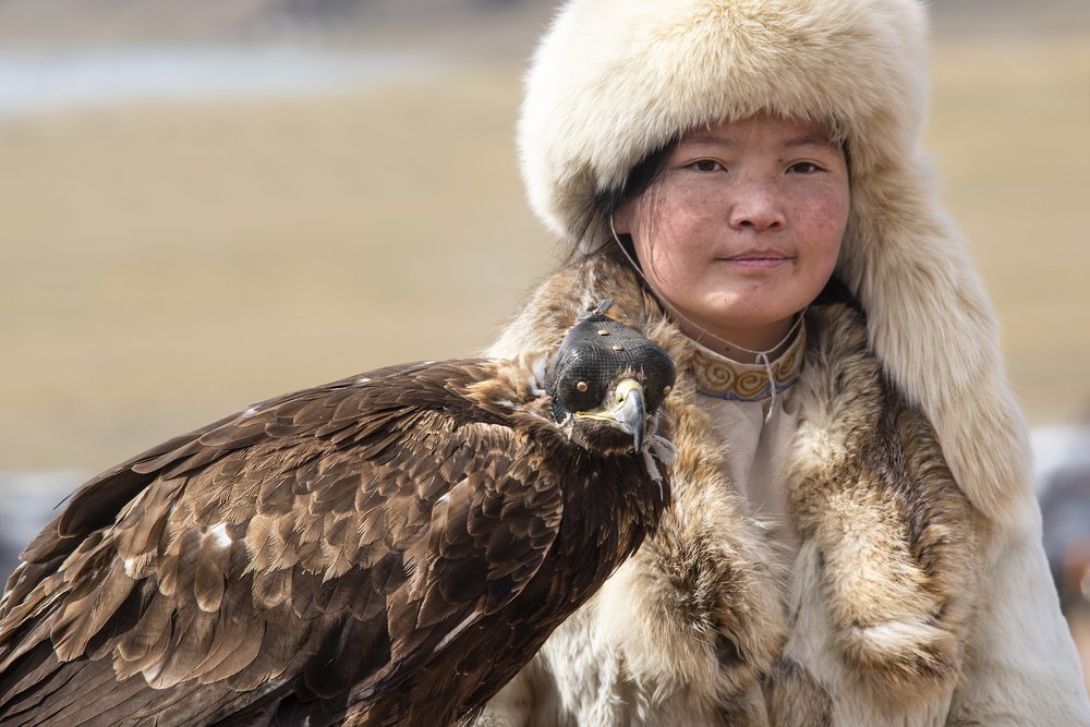 Girl with an eagle (Девушка с орлом)