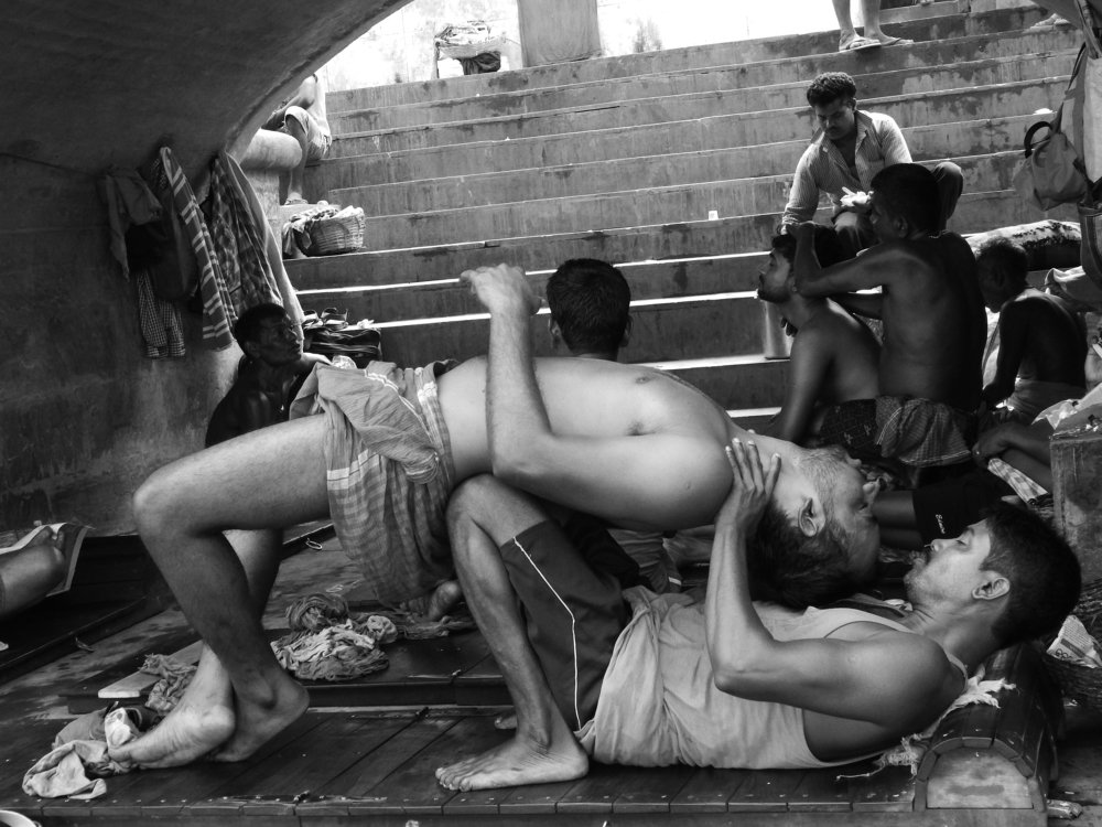 The oil massager near the river Ganga.