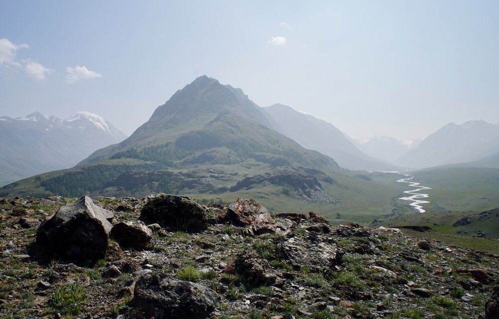 Зигзаги Акколя в горах Алтая.