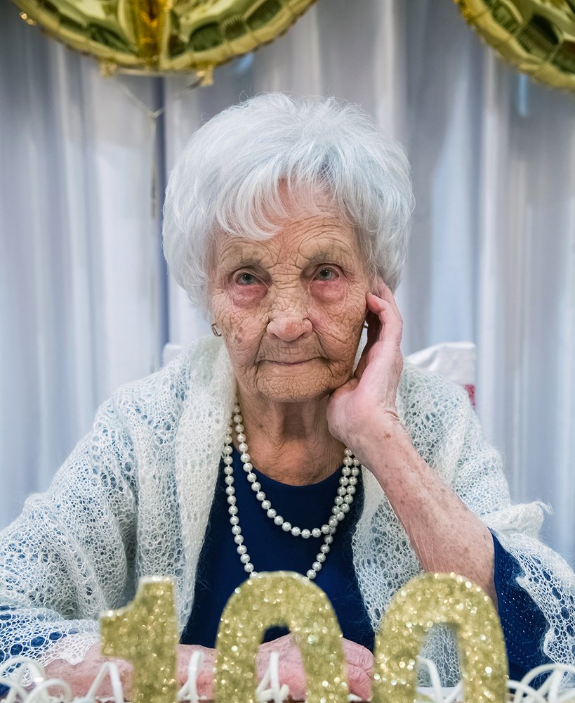 За плечами век