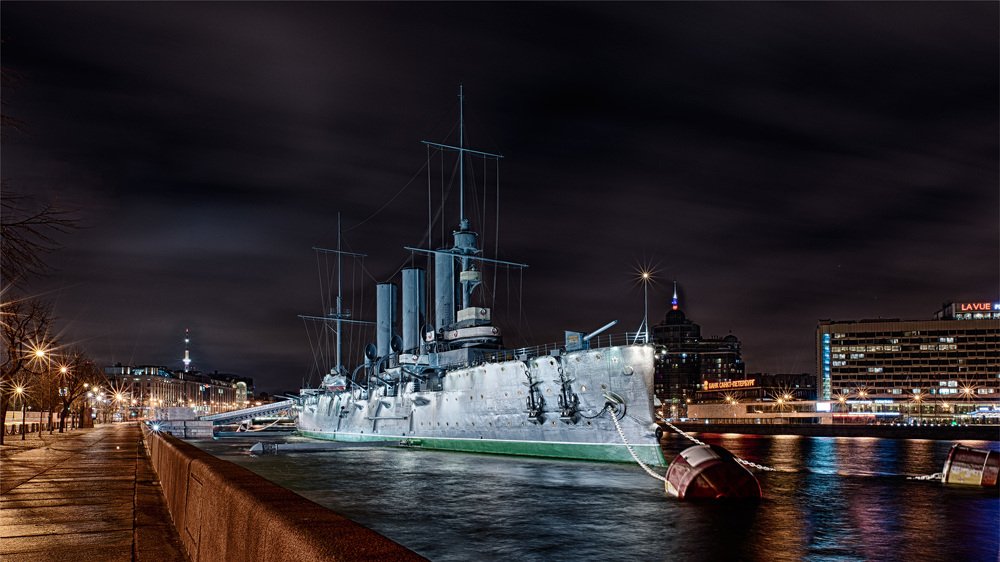 Крейсер Аврора. Вечерний Санкт-Петербург