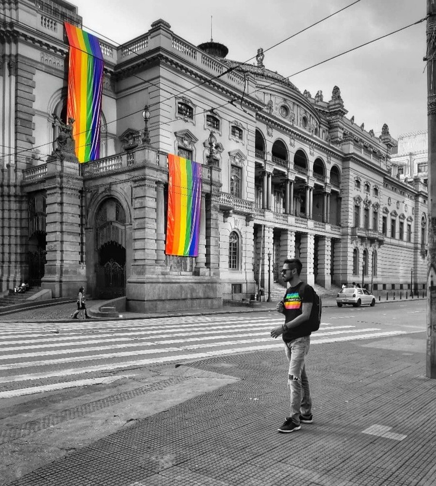 In a gray world, be colorful.