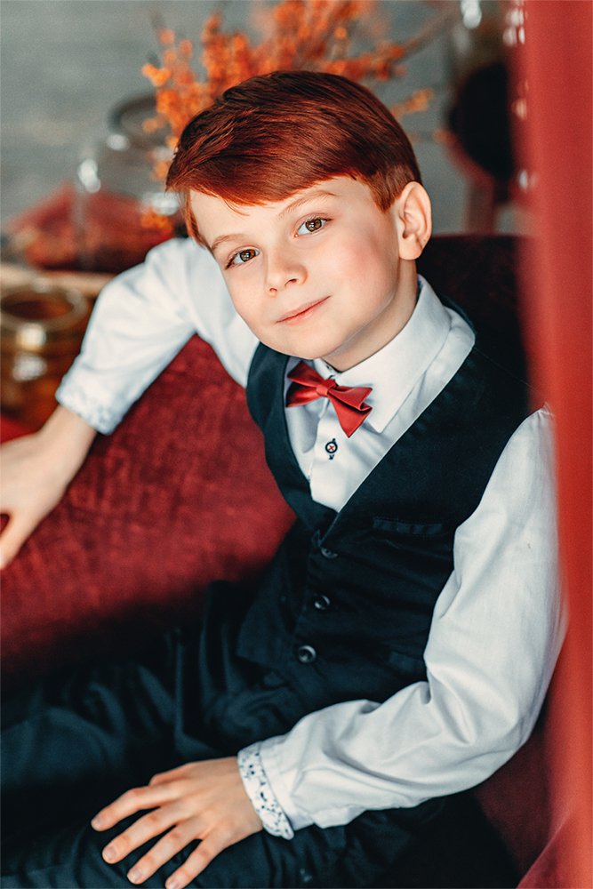 Портрет мальчика в кресле