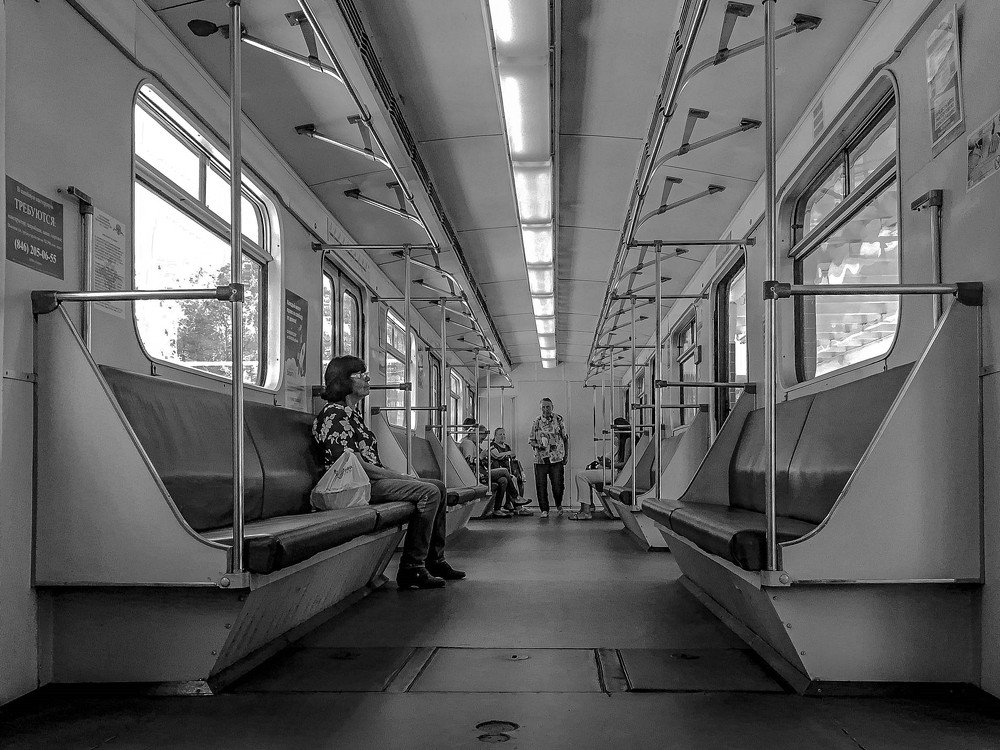 В метро
