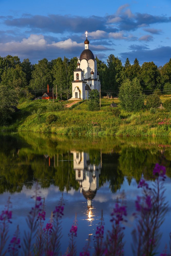Сельский храм на закате