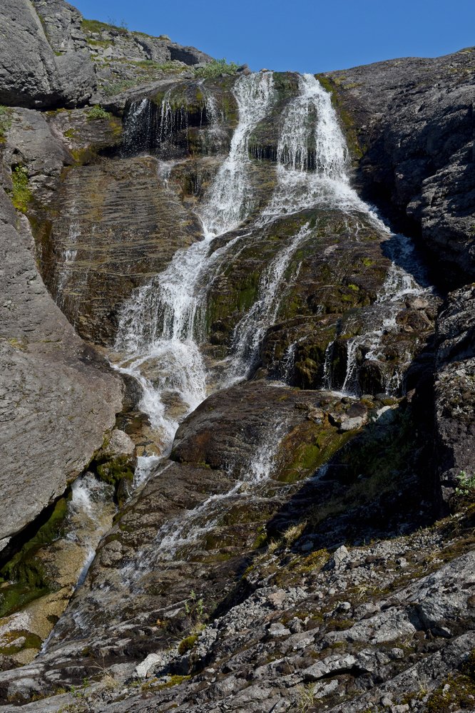 Водопад. Полируя камни