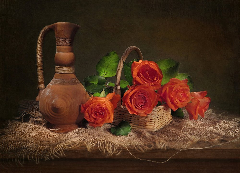 Коралловые розы и кувшин