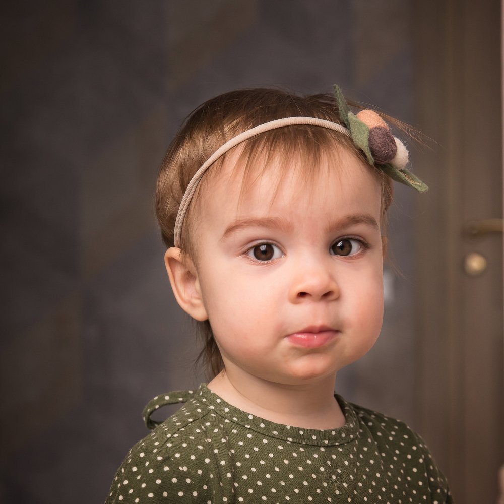 Девочка с яблоком  .