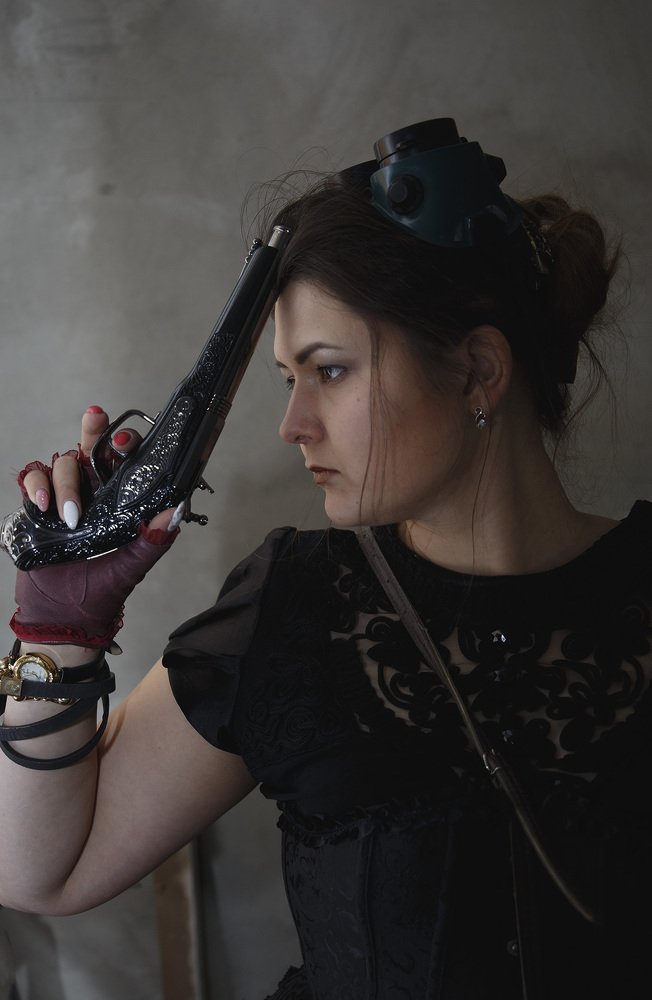 Девушка с револьвером