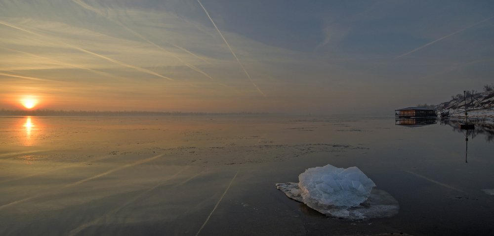 одинокая льдина на Волге