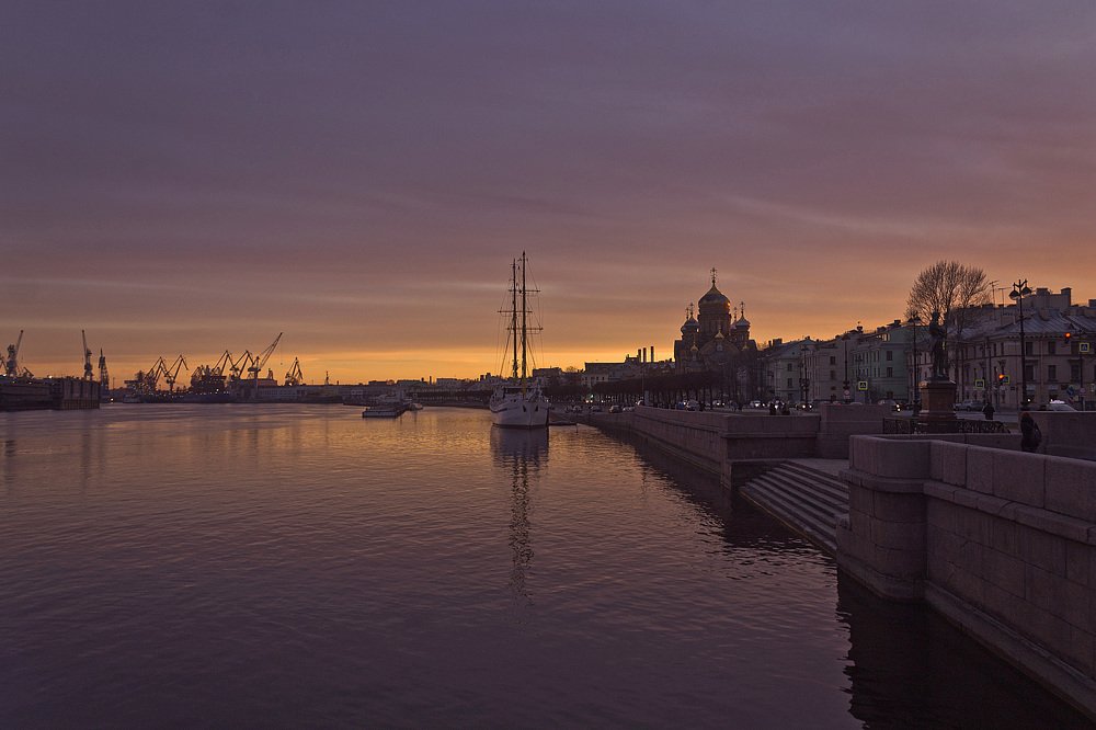Вечер над вольной Невой.