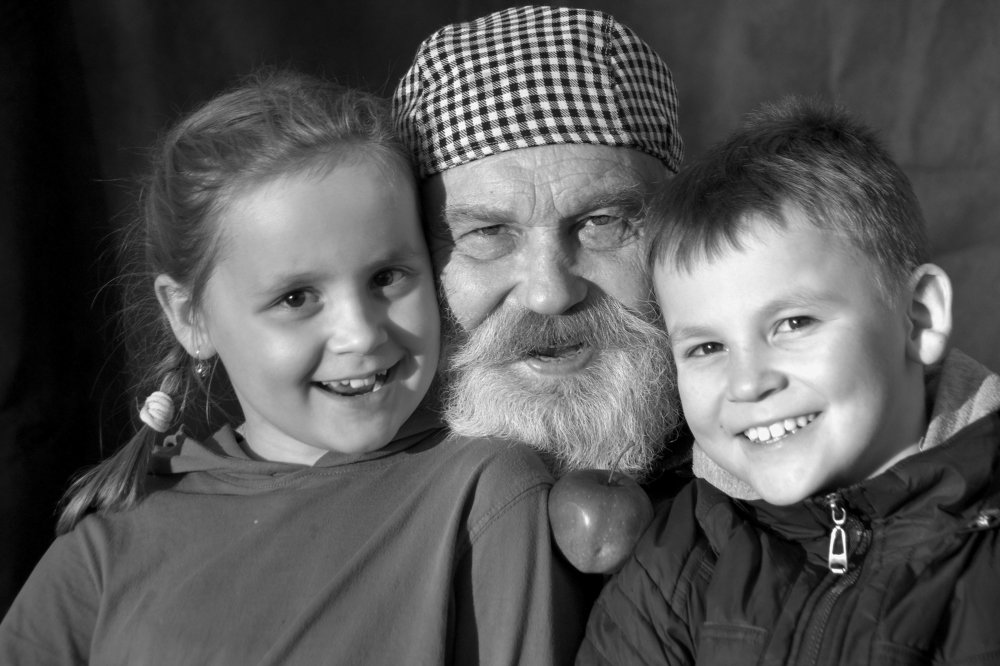 Дед и его внуки