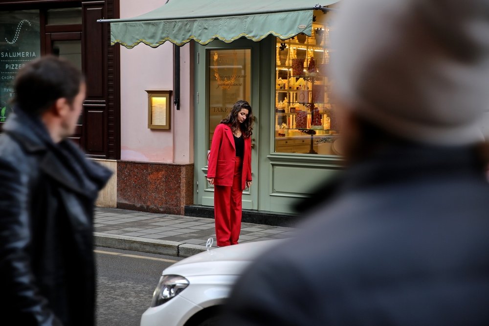 девушка в красном