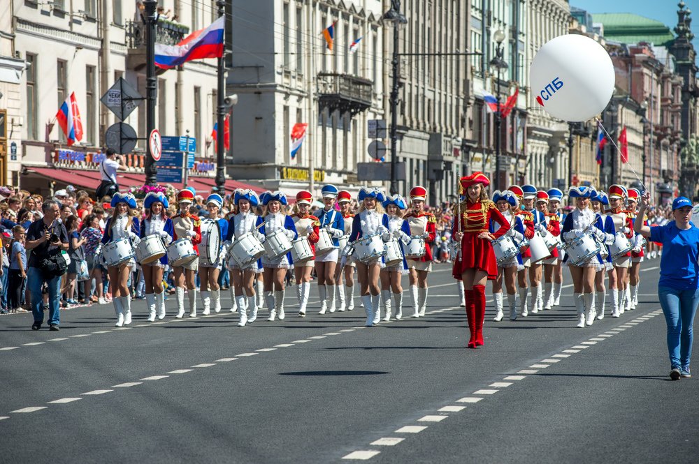 Шоу 1000 барабанщиков