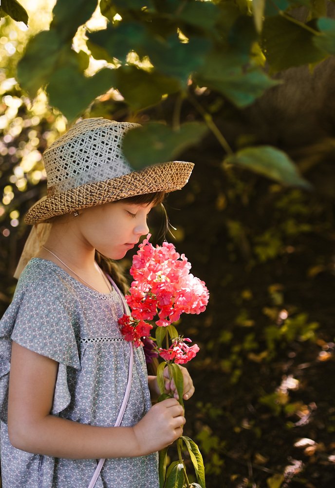 Девочка с цветком