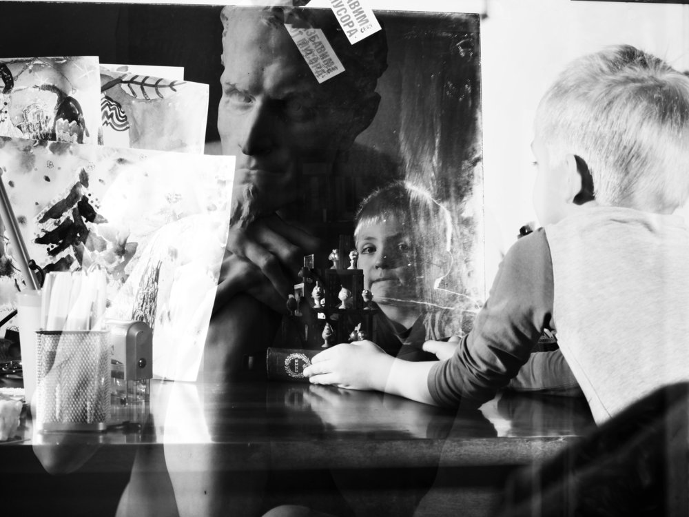 Вечный спутник за спиной.