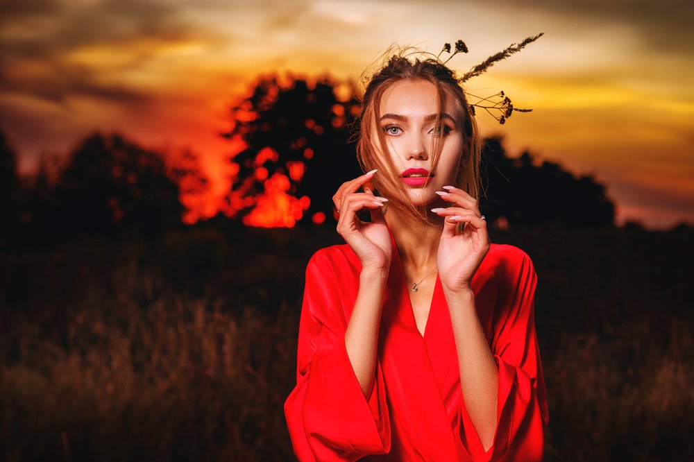 Девушка в красном