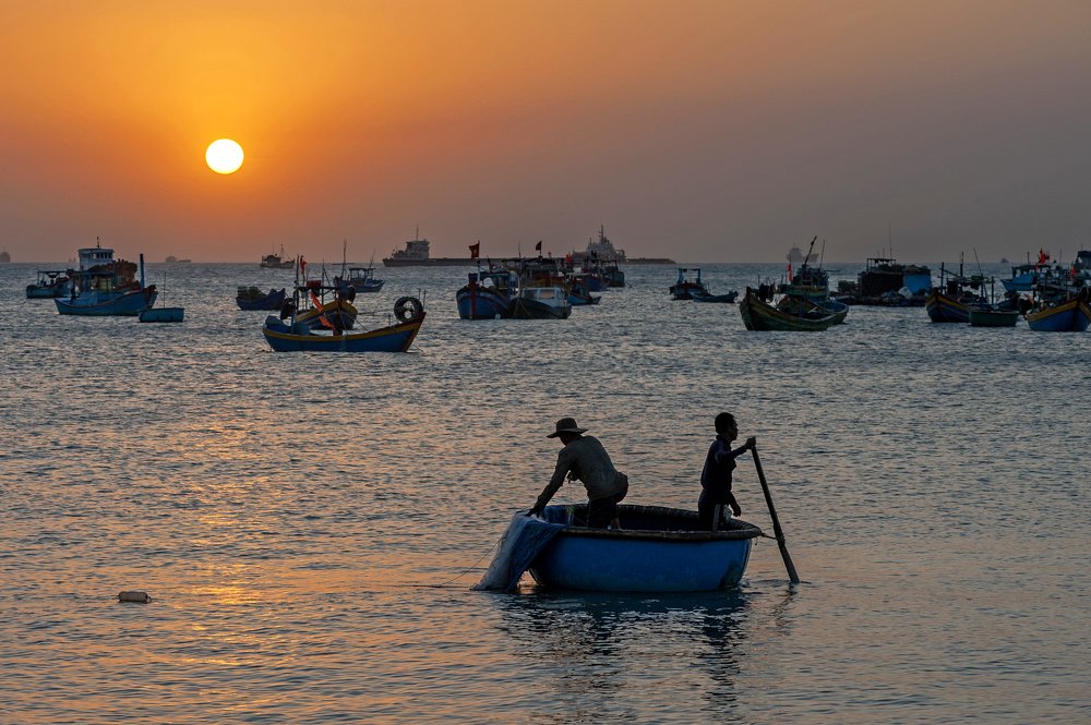 Thả lưới dưới hoàng hôn