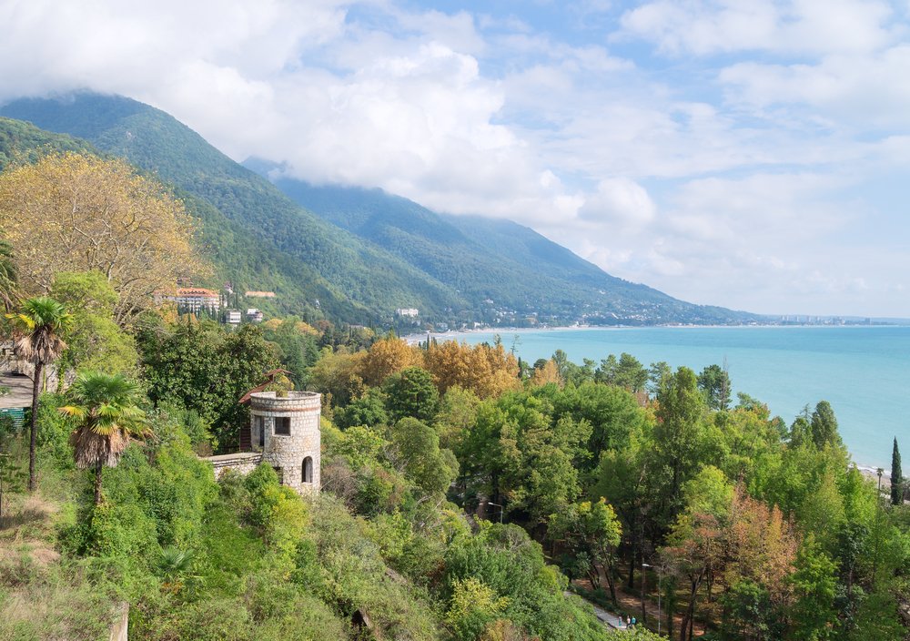 ВИД НА ГАГРУ ИЗ ОКНА ЗА́МКА ПРИНЦА ОЛЬДЕНБУРГСКОГО