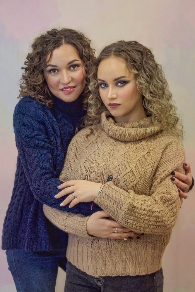 Мать и дочь, сёстры или подруги?!