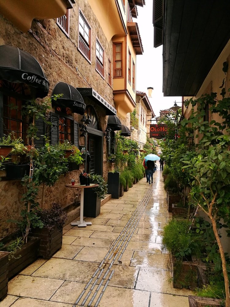 Узкая улочка в старом городе Анталии Калеичи. Идет дождь...
