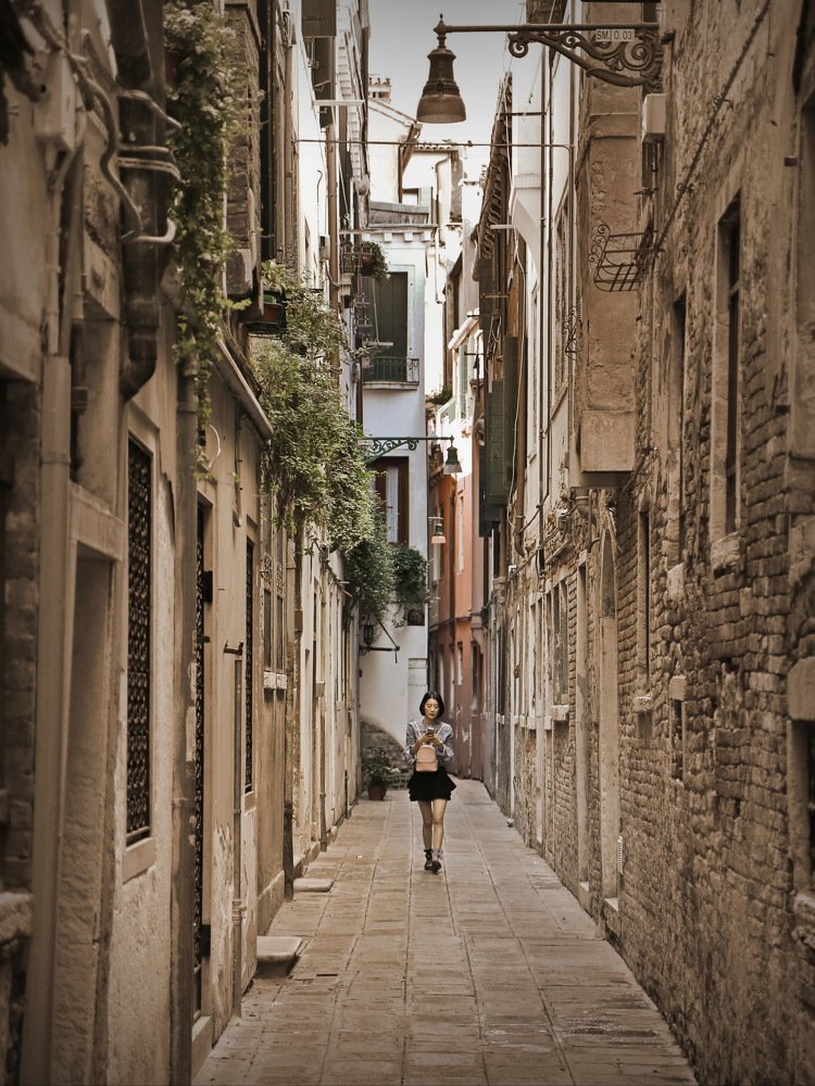 Девушка с телефоном.