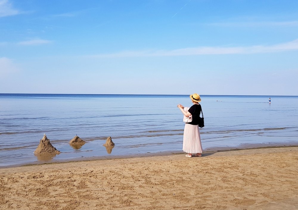 Прогулка по берегу моря. Юрмала.