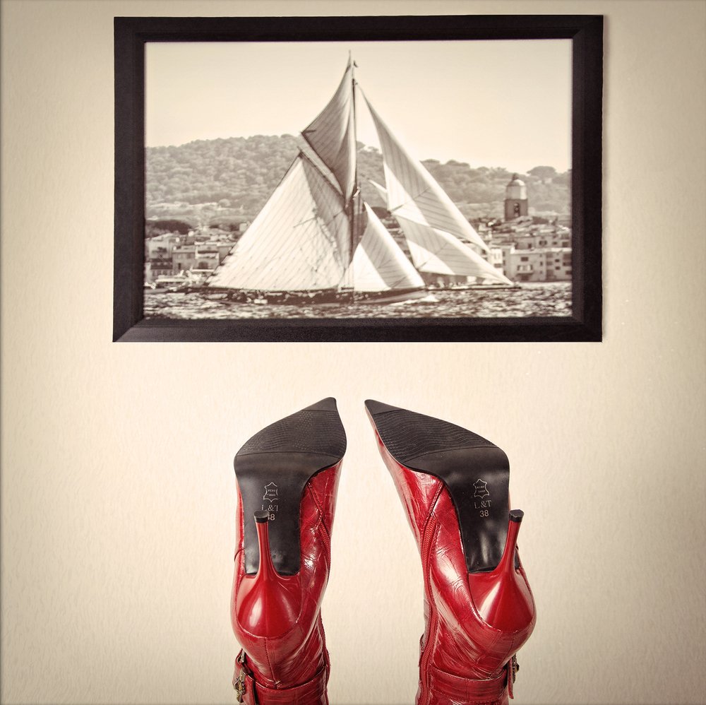 На вернисаже.