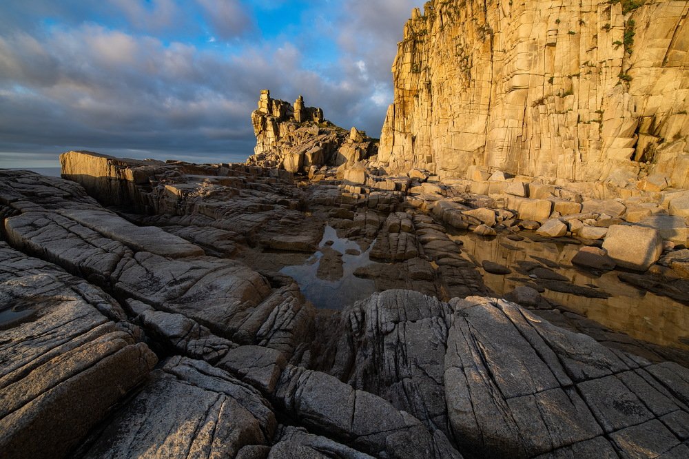 У подножья каменных замков
