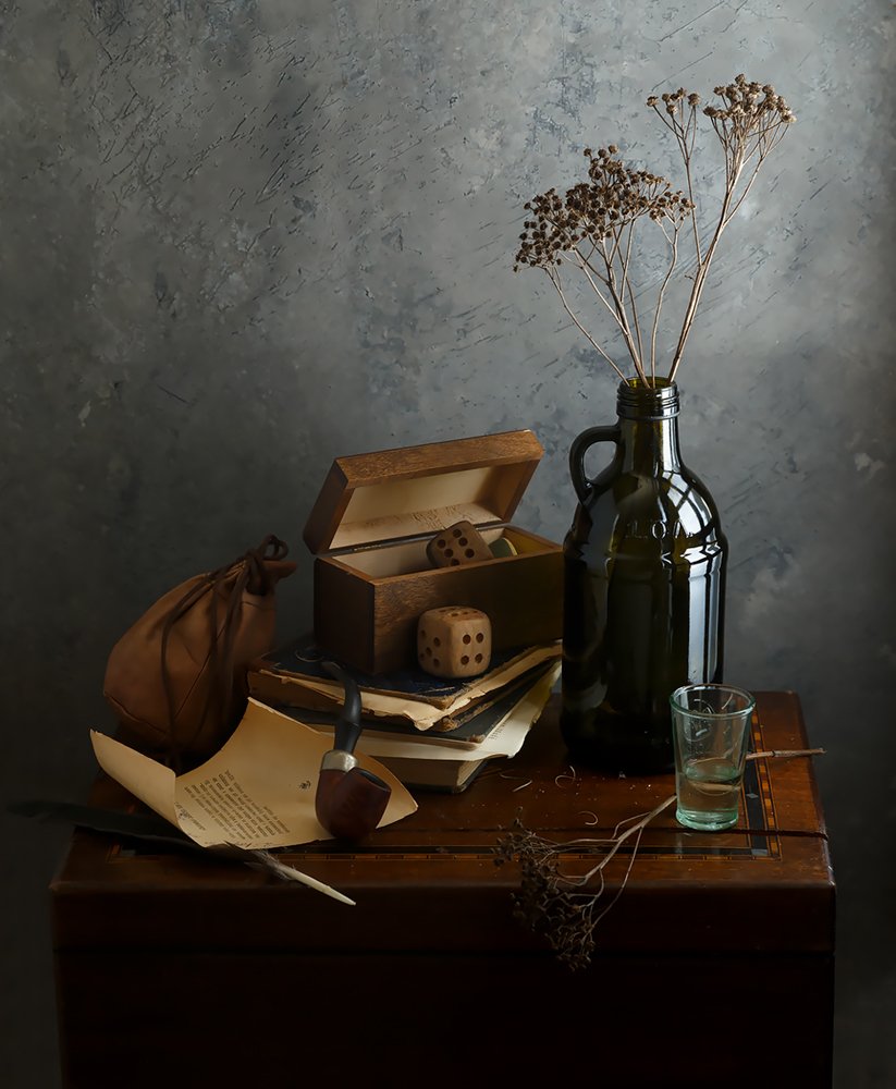 Натюрморт с деревянными кубиками и трубкой.