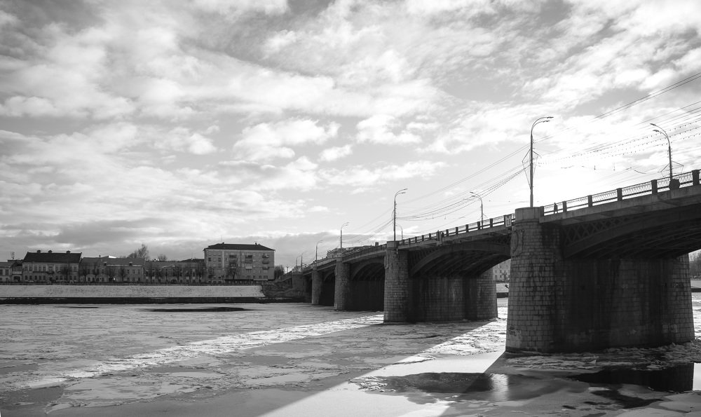 Мост и набережная..........