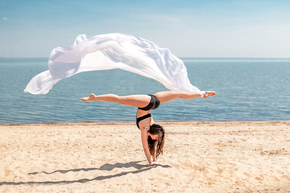 Шпагат на берегу моря