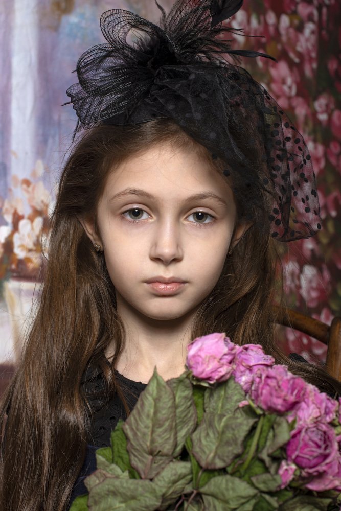 *Девочка в темном платье*