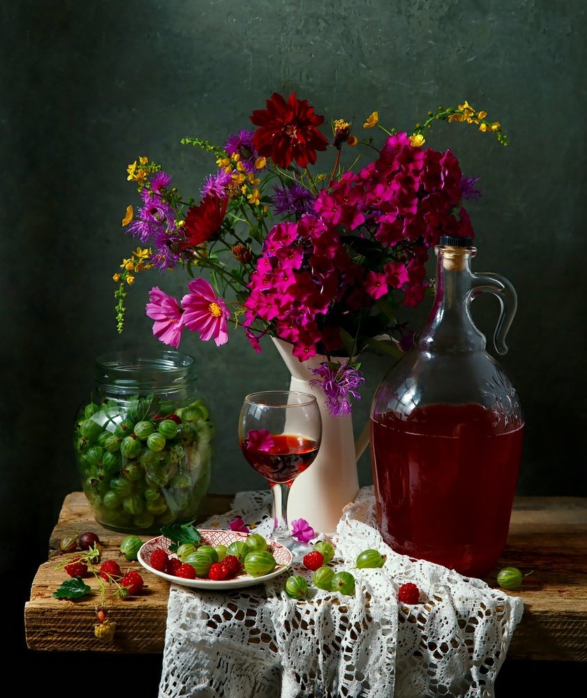 с банкой крыжовника и малиновым морсом