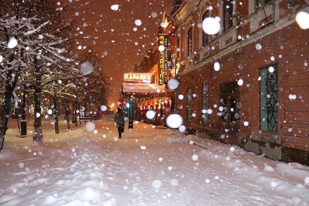 А вечер зимний, словно чародей, с небес роняет белый пух ...