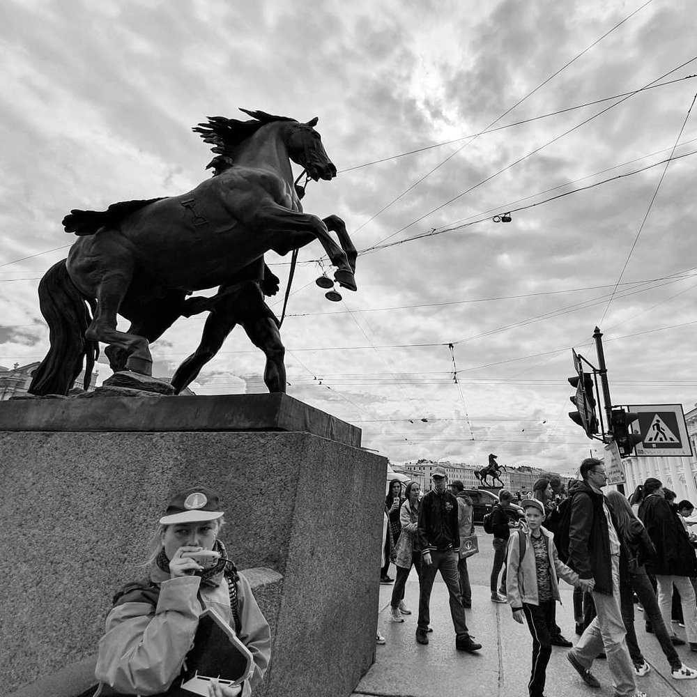 На Аничковом мосту...