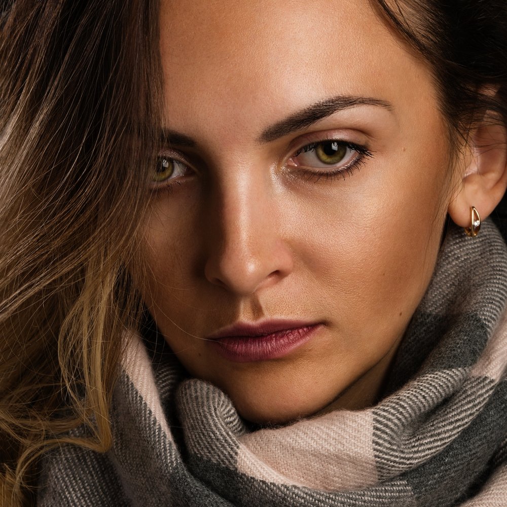 Портрет девушки в клетчатом