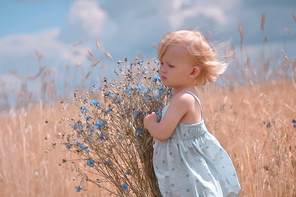 Девочка с васильками