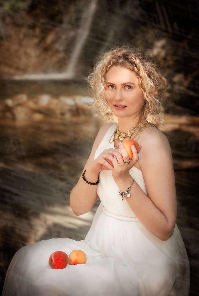 Женский портрет у водопада
