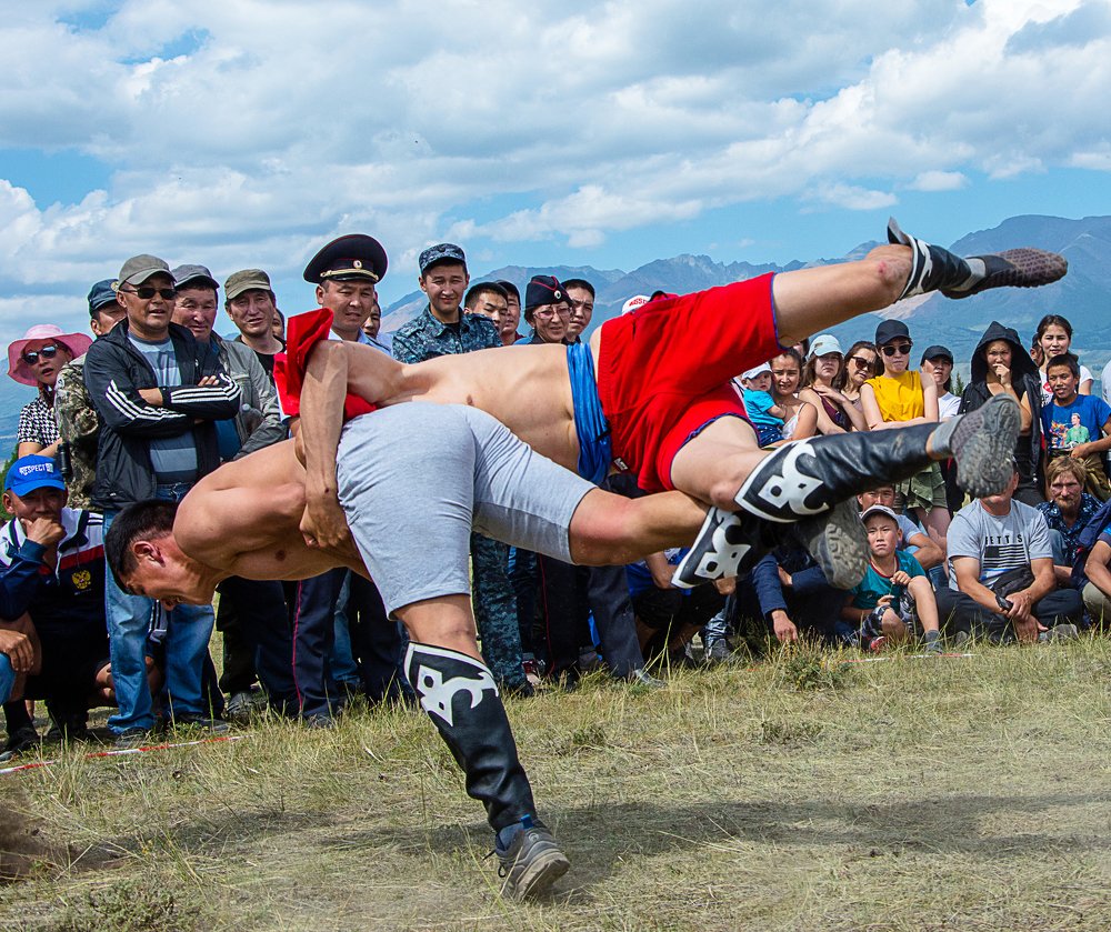 Борьба Кӱреш на национальном празднике