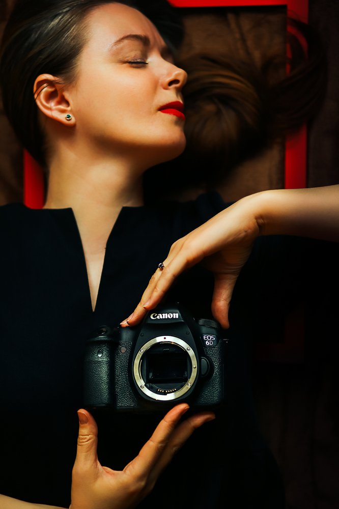 Автопортрет на полу в спальне