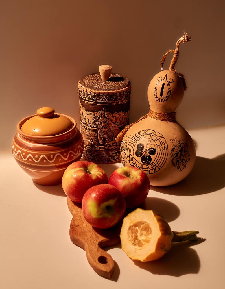 Натюрморт в тёплых тонах с яблоками и тыквой