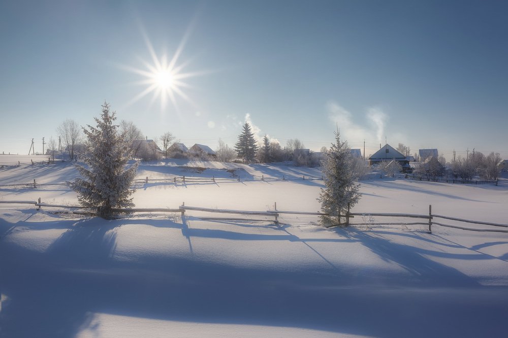 В деревне солнечный морозный день