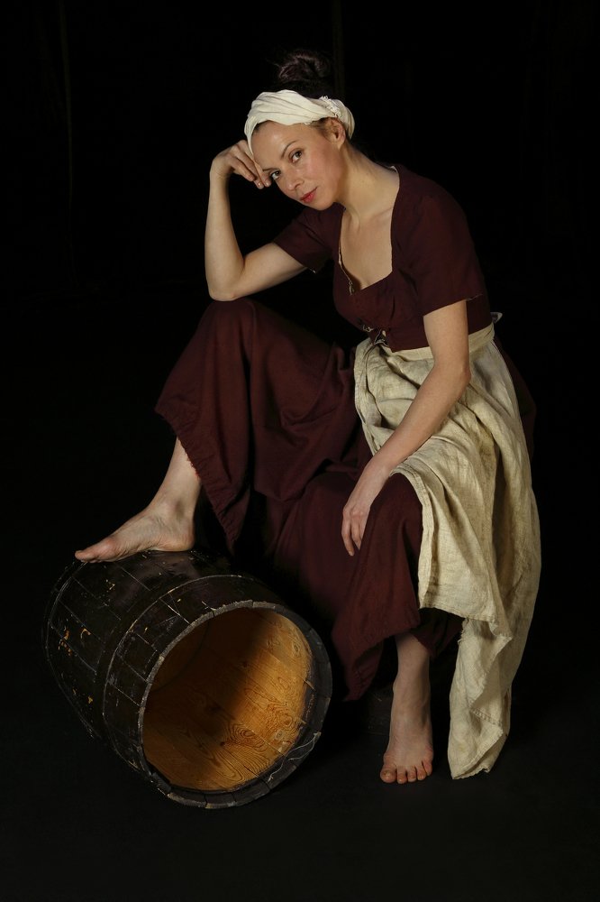 Устала. She's tired