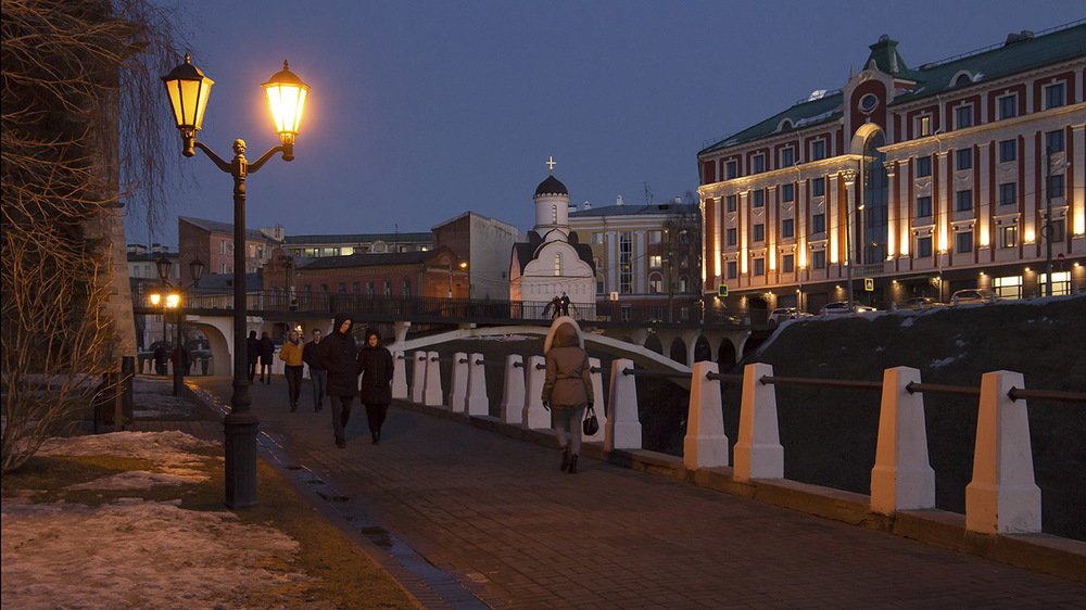 Нижний Новгород. У кремлёвской стены.