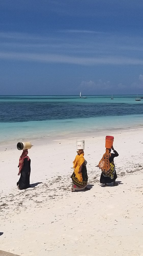 Дамы  идущие с рыбного базара