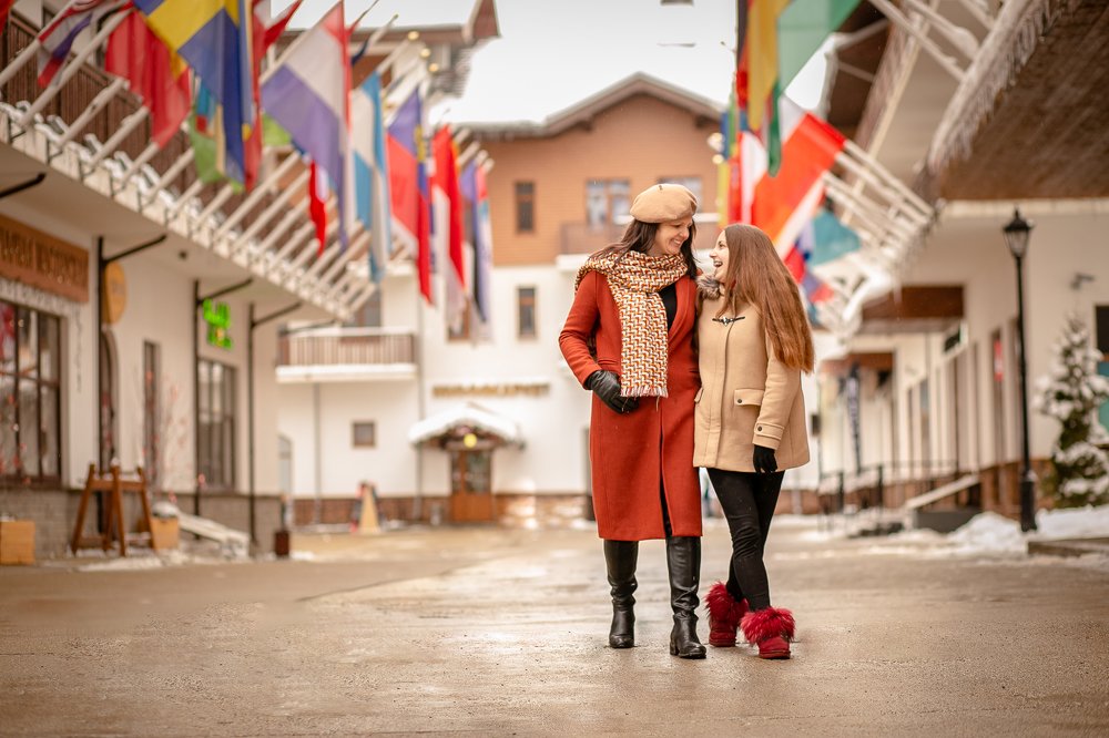 Прогулка по аллее флагов.